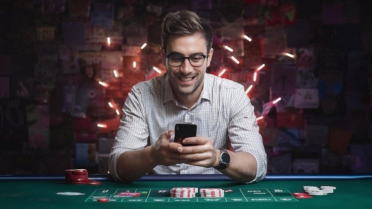 tampilan gulungan simbol Fortune Mouse dengan tikus emas dan koin keberuntungan